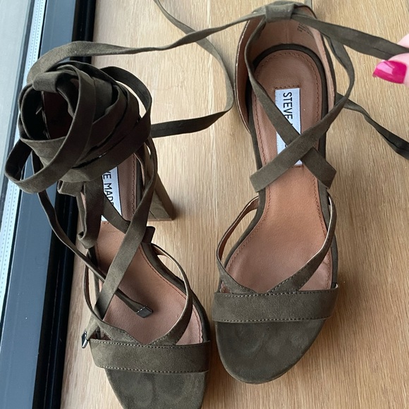 Steve Madden velvet lace up heels, size 8 - Picture 2 of 4